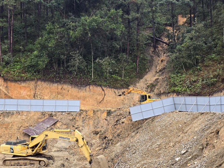 Mưa lớn làm các đèo Mimosa, Prenn tiếp tục sạt lở - Ảnh 1.