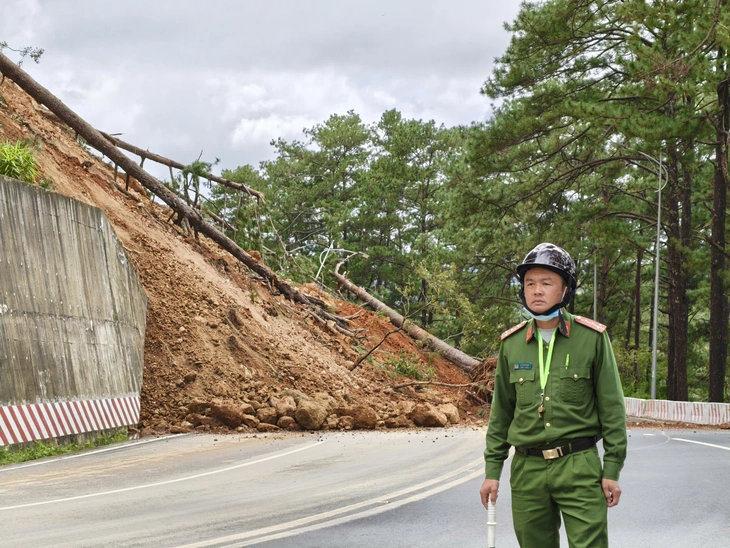 Đèo Prenn Đà Lạt sạt lở nặng, tạm dừng xe qua lại - Ảnh 1.