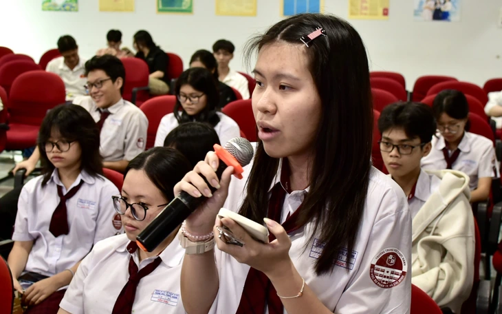 Sinh viên truyền thông học kể chuyện bằng hình ảnh cùng nhiếp ảnh gia Nguyễn Á - Ảnh 2.