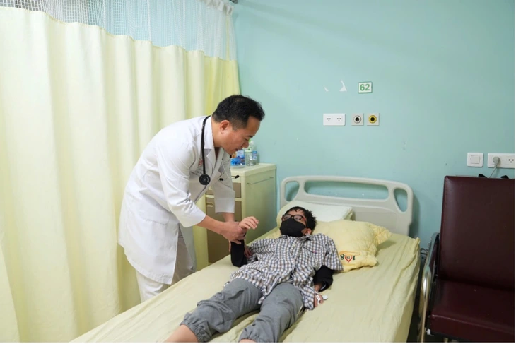 Mới 8 tuổi, 14 tuổi bị đột quỵ: Bác sĩ cảnh báo phụ huynh đừng nhầm lẫn với cảm cúm - Ảnh 1.