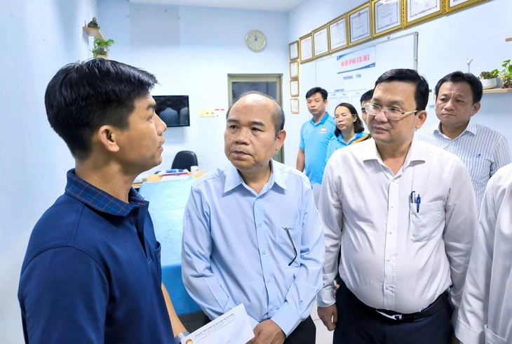 Phó chủ tịch UBND TP.HCM Trần Văn Bảy thăm hỏi các nạn nhân bị thương trong vụ cháy quán bún ốc - Ảnh 3.