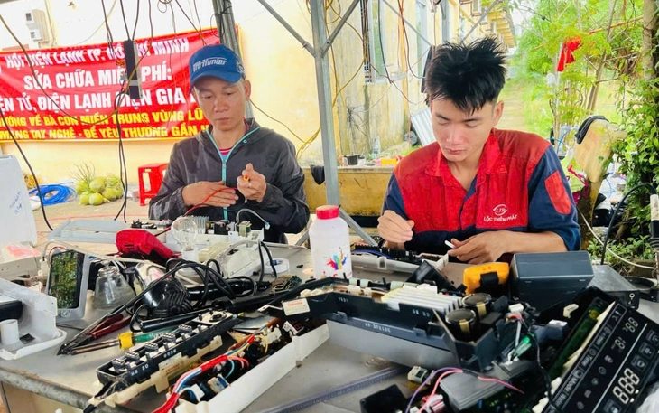 Nước có thể cuốn đi tường vách, nhưng không cuốn nổi gia đình mình - Ảnh 2.