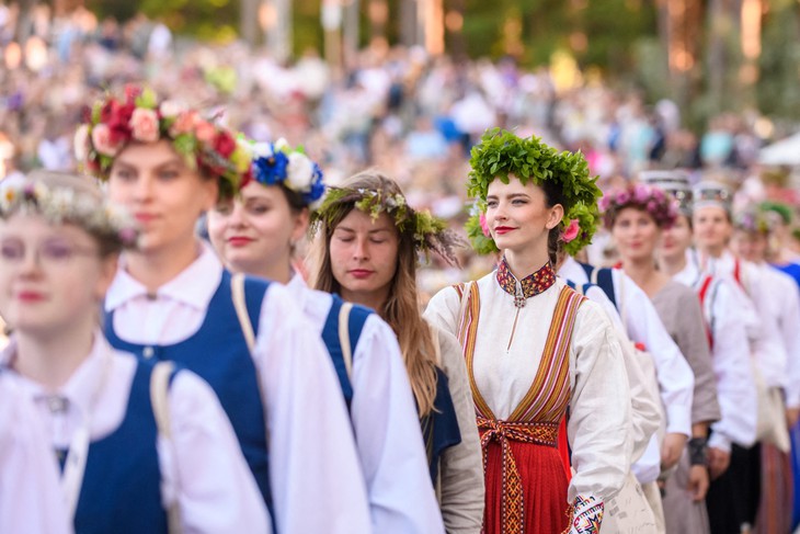 Phụ nữ ở Latvia phải ‘thuê chồng’ theo giờ vì thiếu hụt đàn ông- Ảnh 1.