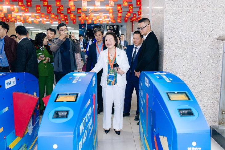 Visa ra mắt giải pháp 'chạm để di chuyển' đầu tiên tại Hà Nội trên tuyến Metro 2A Cát Linh - Hà Đông - Ảnh 1.