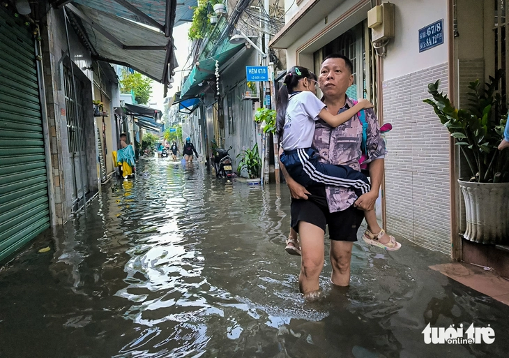 Hơn 20 tuyến đường ở TP.HCM có nguy cơ ngập do triều cường vượt mức báo động hôm nay - Ảnh 2.