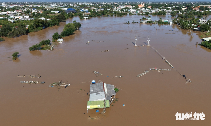 Nước lũ vẫn ngập sâu nhiều vùng Bình Thuận cũ - Ảnh 2.