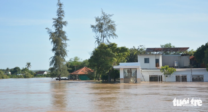 Nước lũ vẫn ngập sâu nhiều vùng Bình Thuận cũ - Ảnh 5.