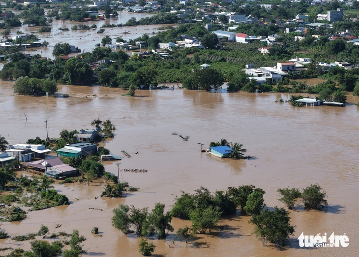 Nước lũ vẫn ngập sâu nhiều vùng Bình Thuận cũ - Ảnh 6.