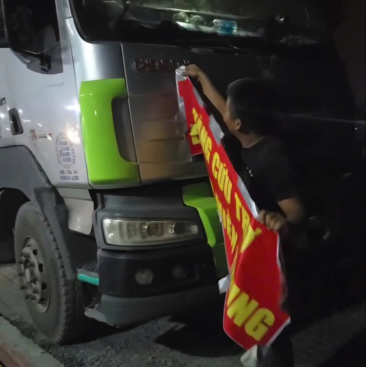 Dán băng rôn hàng cứu trợ trên xe để chở gạo quá tải là hành vi đáng lên án - Ảnh 2.