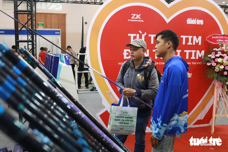 Góp toàn bộ doanh thu tại triển lãm hỗ trợ bà con vùng bão lũ - Ảnh 1.