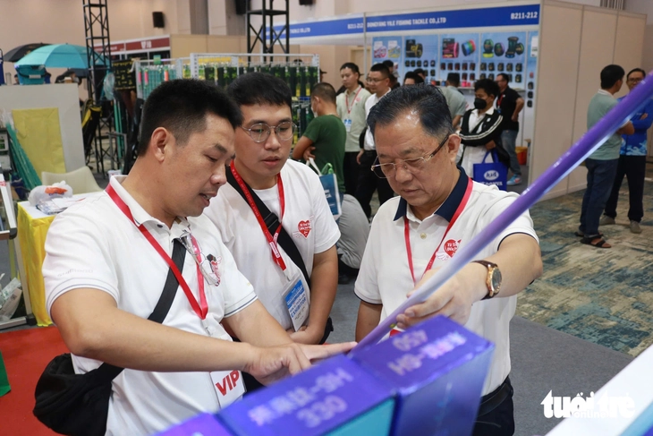 Góp toàn bộ doanh thu tại triển lãm hỗ trợ bà con vùng bão lũ - Ảnh 2.