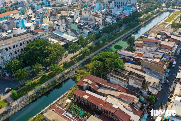 Dự án cải tạo kênh Hàng Bàng còn vướng 19 căn nhà sau chợ Bình Tây, kéo dài tiến độ đến 2026 - Ảnh 1.