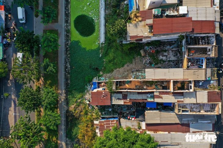 Dự án cải tạo kênh Hàng Bàng còn vướng 19 căn nhà sau chợ Bình Tây, kéo dài tiến độ đến 2026 - Ảnh 4.