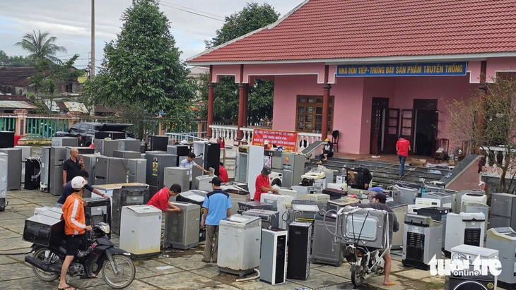 Tạm gác mưu sinh lao vào rốn lũ Phú Yên giúp dân sửa xe máy, tivi - Ảnh 1.