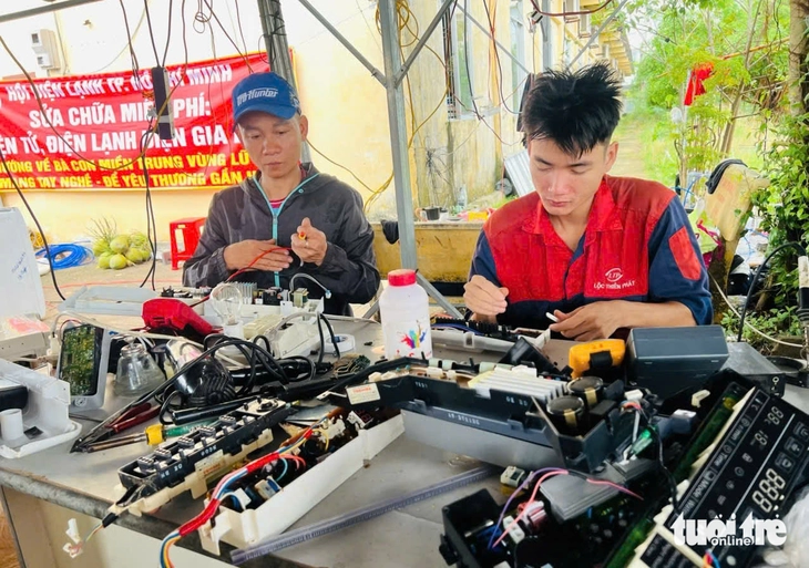 Tạm gác mưu sinh lao vào rốn lũ Phú Yên giúp dân sửa xe máy, tivi - Ảnh 2.