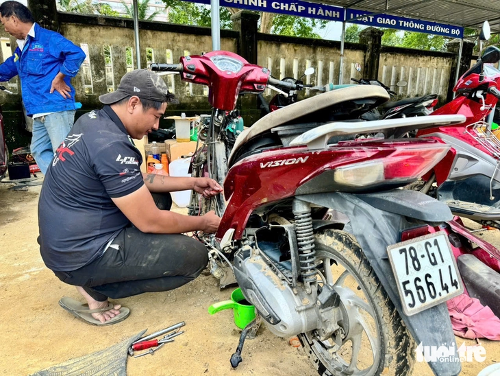 Tạm gác mưu sinh lao vào rốn lũ Phú Yên giúp dân sửa xe máy, tivi - Ảnh 3.