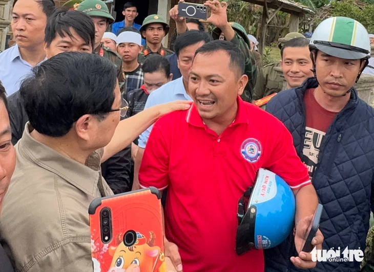 Tạm gác mưu sinh lao vào rốn lũ Phú Yên giúp dân sửa xe máy, tivi - Ảnh 4.