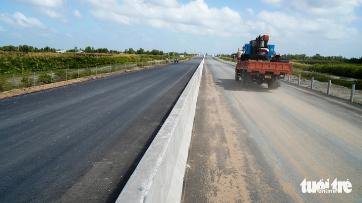 2.100 người làm xuyên đêm để 14 ngày nữa thông xe kỹ thuật cao tốc Cần Thơ - Cà Mau - Ảnh 1.
