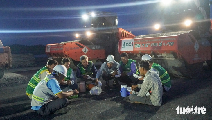 2.100 người làm xuyên đêm để 14 ngày nữa thông xe kỹ thuật cao tốc Cần Thơ - Cà Mau - Ảnh 4.