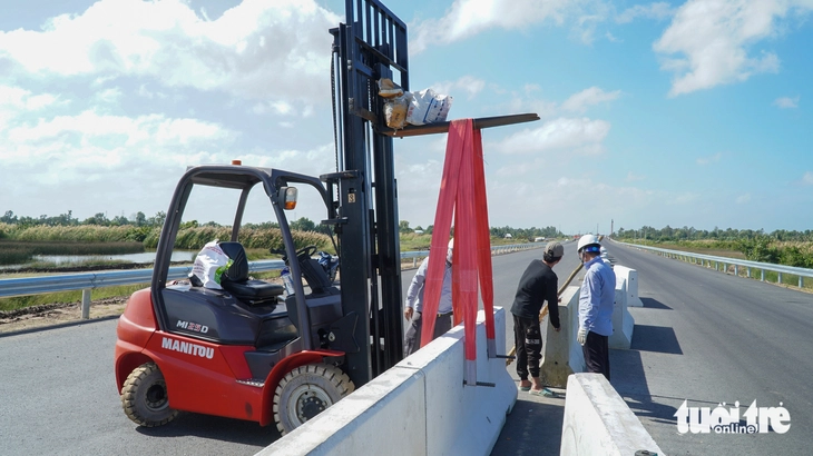 2.100 người làm xuyên đêm để 14 ngày nữa thông xe kỹ thuật cao tốc Cần Thơ - Cà Mau - Ảnh 5.