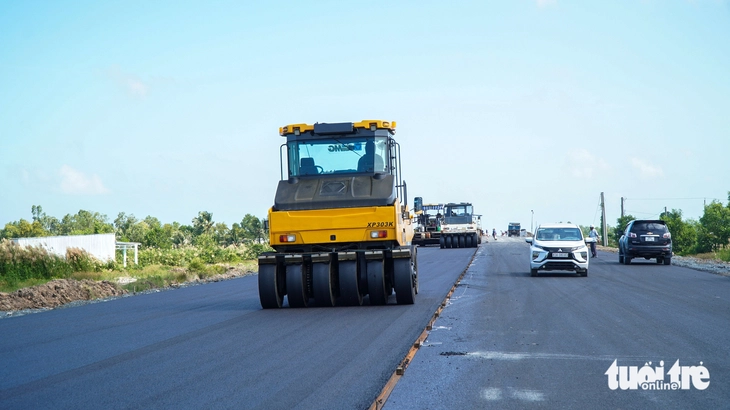 2.100 người làm xuyên đêm để 14 ngày nữa thông xe kỹ thuật cao tốc Cần Thơ - Cà Mau - Ảnh 7.