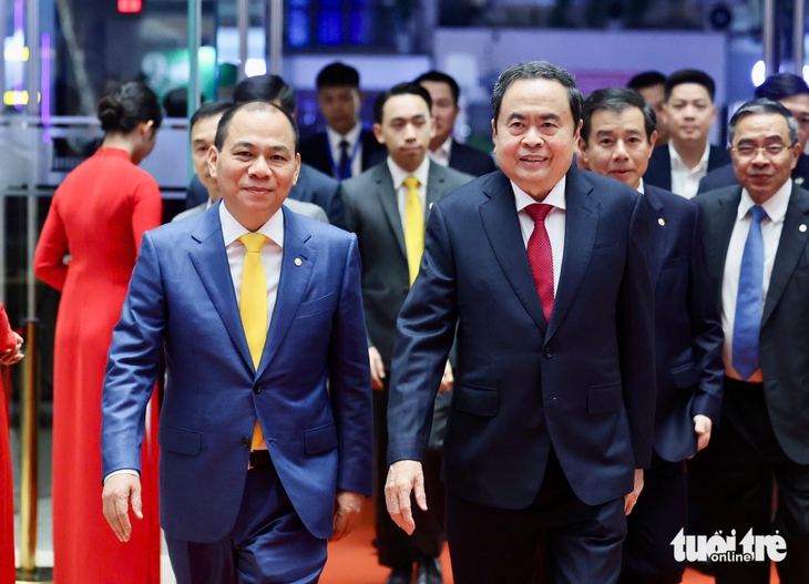 Tỉ phú Phạm Nhật Vượng, 2 con trai cùng dàn khách VIP tại đêm trao giải thưởng VinFuture - Ảnh 2.