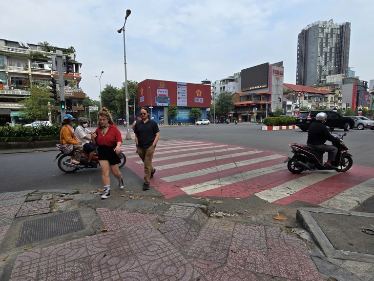 Nhìn hiện trạng đường Lê Lợi sẽ được 'làm đẹp' trước 31-12-2025 - Ảnh 8.