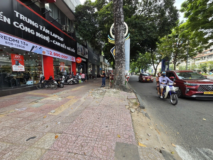 Nhìn hiện trạng đường Lê Lợi sẽ được 'làm đẹp' trước 31-12-2025 - Ảnh 9.