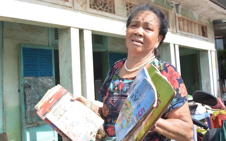 Ngư dân xót xa trục vớt tàu cá chìm ở cửa biển Liên Hương sau lũ - Ảnh 11.