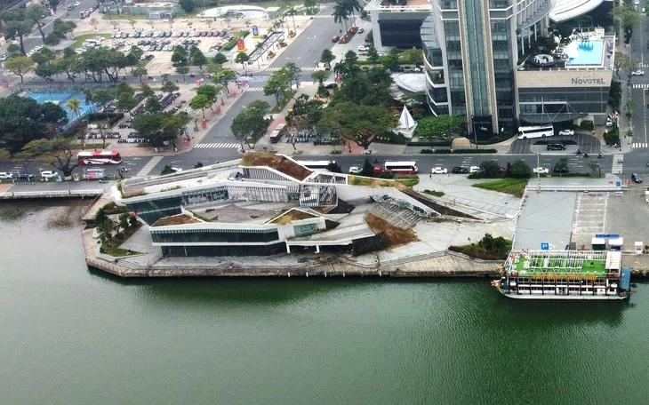 Dán băng rôn hàng cứu trợ trên xe để chở gạo quá tải là hành vi đáng lên án - Ảnh 4.