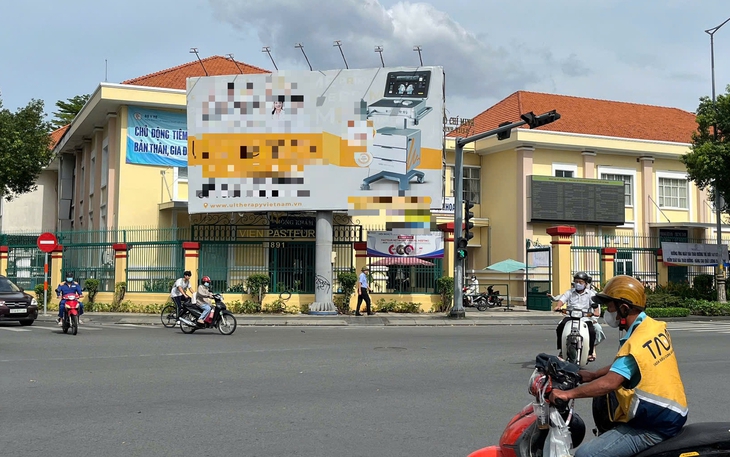 Sau phản ánh của Tuổi Trẻ, bảng quảng cáo che di tích Viện Pasteur TP.HCM được tháo dỡ  - Ảnh 4.
