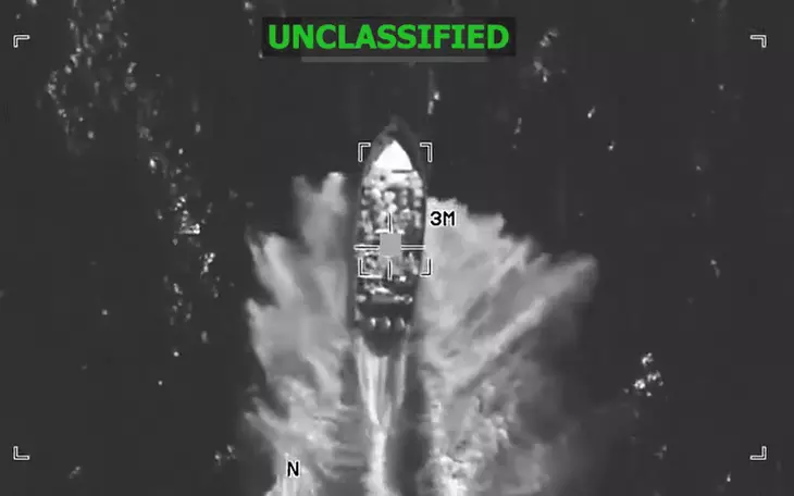 Mỹ tiếp tục không kích tàu nghi buôn ma túy ở Thái Bình Dương, 2 người thiệt mạng - Ảnh 2.