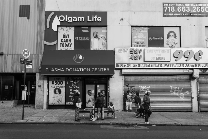 Bloomberg: 3 triệu người Mỹ bán huyết tương kiếm sống, chiếm 70% lượng cung toàn cầu- Ảnh 1.