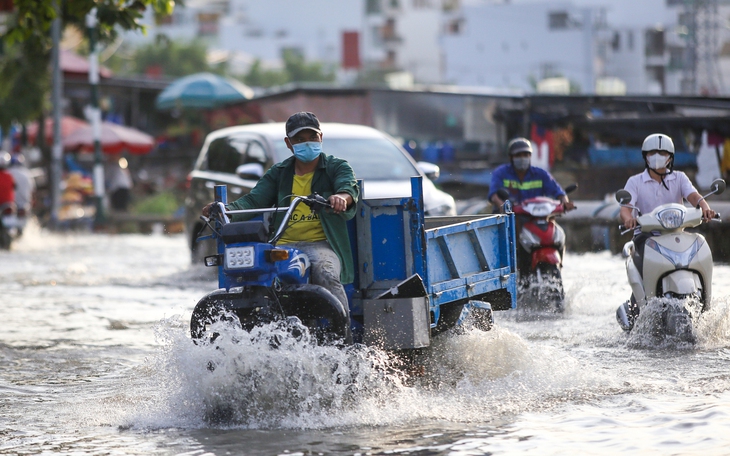 Nước cống tràn lên mặt đường Võ Nguyên Giáp vì triều cường, hàng ngàn xe máy 'bò' qua đoạn ngập - Ảnh 7.