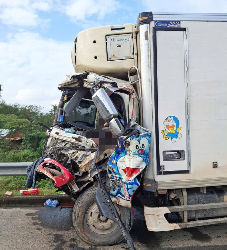 Va chạm với xe đầu kéo trên cao tốc, tài xế xe tải mắc kẹt trong cabin tử vong - Ảnh 1.