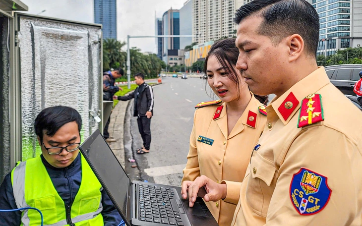 Tài xế vi phạm nồng độ cồn, hất văng cảnh sát lên nắp ca pô để bỏ chạy - Ảnh 2.