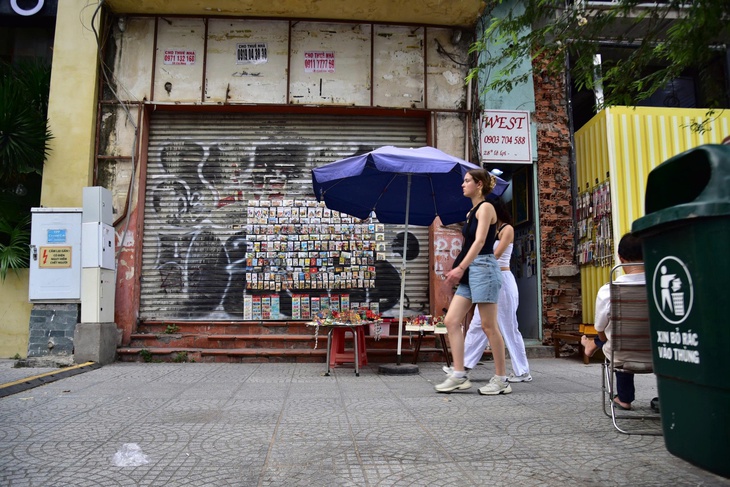 Nhìn hiện trạng đường Lê Lợi sẽ được 'làm đẹp' trước 31-12-2025 - Ảnh 6.