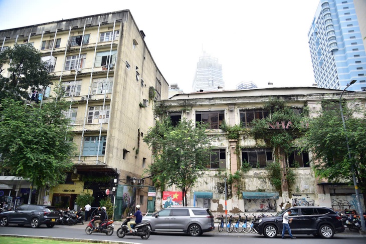 Nhìn hiện trạng đường Lê Lợi sẽ được 'làm đẹp' trước 31-12-2025 - Ảnh 2.