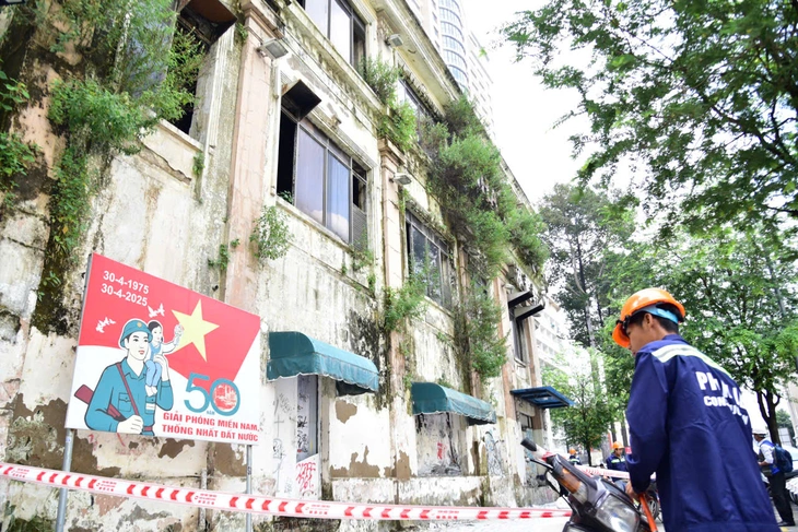 Nhìn hiện trạng đường Lê Lợi sẽ được 'làm đẹp' trước 31-12-2025 - Ảnh 3.