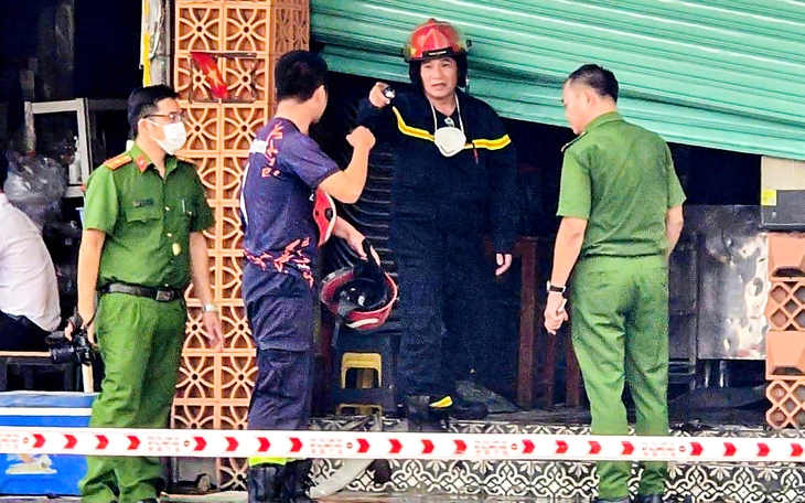 Kho chứa máy móc cơ khí sát cây xăng bốc cháy ngùn ngụt - Ảnh 2.