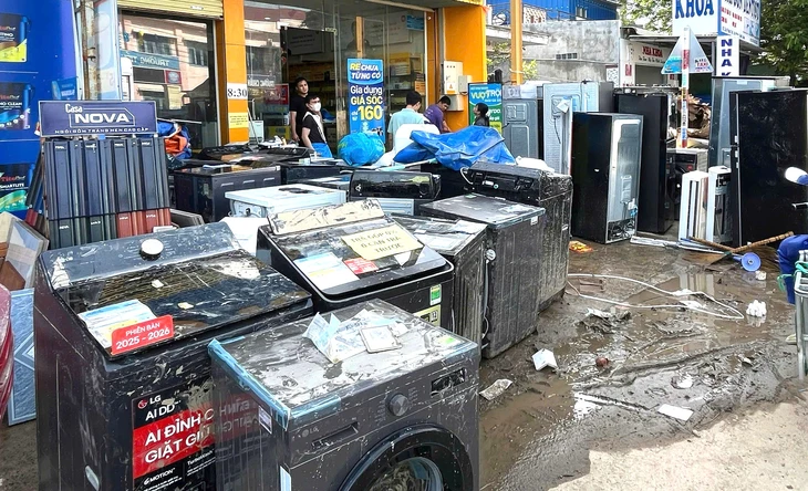 Hồ Lòng Sông xả lũ chưa từng có: Nhiều tài sản của người dân Liên Hương theo nước lũ ra đi - Ảnh 1.