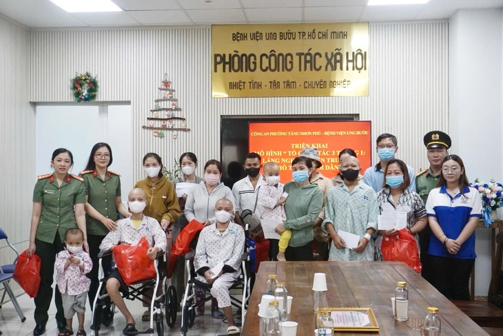 Công an TP.HCM kết hợp tuyên truyền và tặng 300 phần quà cho bệnh nhi ung bướu - Ảnh 2.