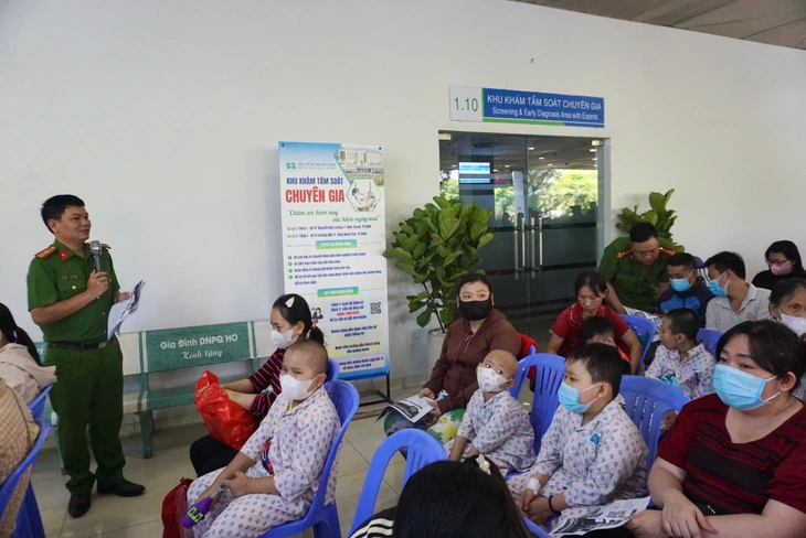 Công an TP.HCM kết hợp tuyên truyền và tặng 300 phần quà cho bệnh nhi ung bướu - Ảnh 1.