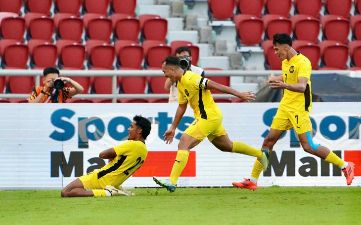 HLV U22 Lào thừa nhận vẫn còn khoảng cách quá lớn với bóng đá khu vực - Ảnh 2.