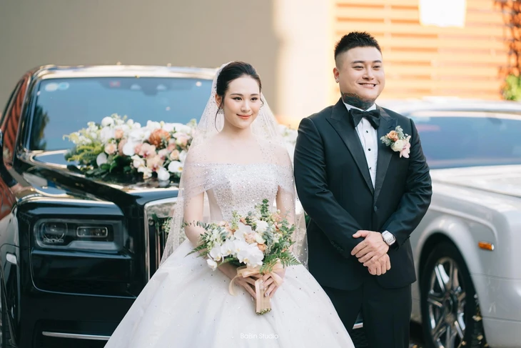 Ca sĩ Vũ Duy Khánh phục vụ quán bún đậu mắm tôm, trông xe giúp vợ - Ảnh 3.