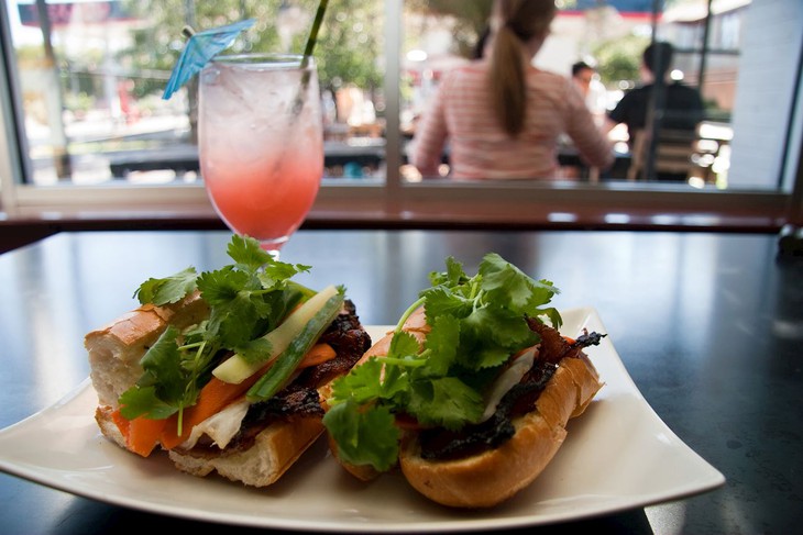 Bánh mì heo quay, bánh mì thịt nguội... vào top 50 bánh mì kẹp ngon nhất thế giới - Ảnh 1.