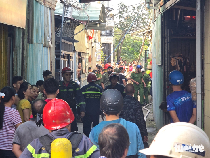 Cháy căn nhà trong hẻm ở phường Hiệp Bình, TP.HCM, một người mắc kẹt tử vong - Ảnh 3.