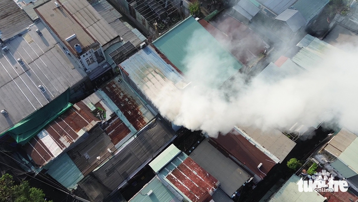 Cháy căn nhà trong hẻm ở phường Hiệp Bình, TP.HCM, một người mắc kẹt tử vong - Ảnh 4.