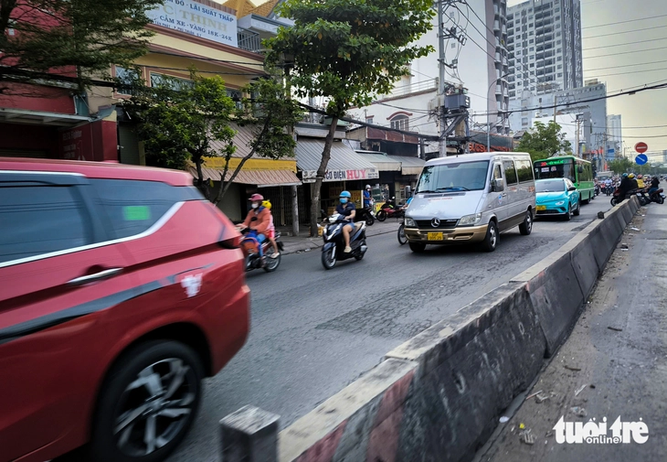 Đường Huỳnh Tấn Phát lại mất an toàn, Sở Xây dựng TP.HCM yêu cầu Ban Giao thông chấn chỉnh  - Ảnh 1.