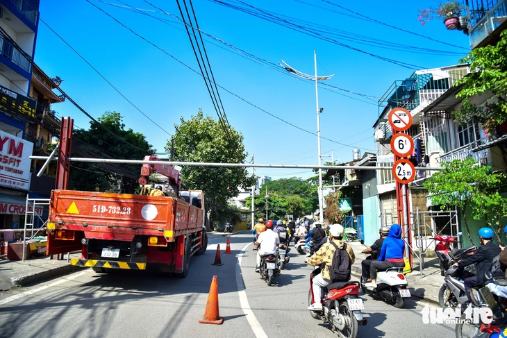 Ngày đầu cầu Tân Thuận 1 điều chỉnh tổ chức giao thông: Xe cộ đi lại ổn định - Ảnh 3.
